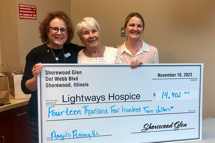 Friends of hospice - Shorewood Glen holding large check with CEO of Lighways